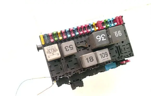 Volkswagen PASSAT B4 Fuse module 357937039