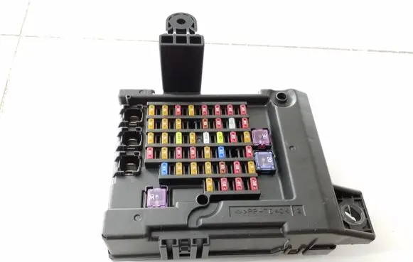 Isuzu D-Max Fuse module 8975428612