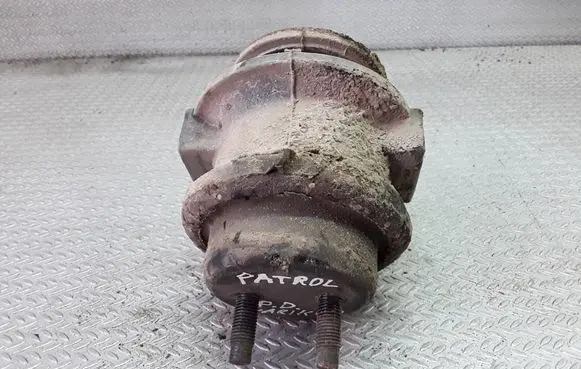 Nissan Patrol Y61 Engine mount bracket