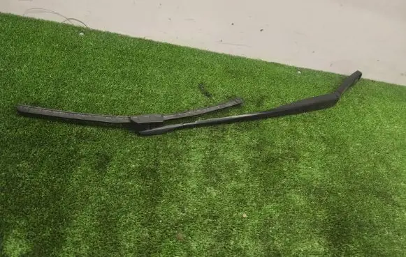 BMW 5 F10 F11 Front wiper blade arm 72031 6161