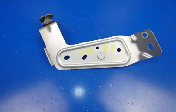 Volvo XC90 Fender mounting bracket