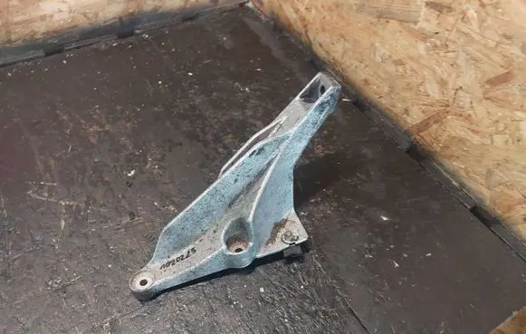 BMW 5 E39 Engine mounting bracket 1092425