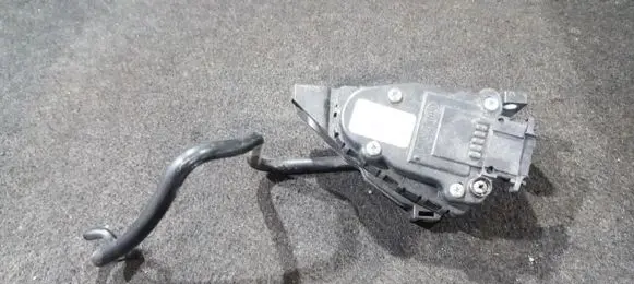 Accelerator throttle pedal