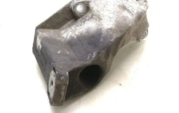 Volkswagen PASSAT B5.5 Engine mounting bracket 8D0199307P