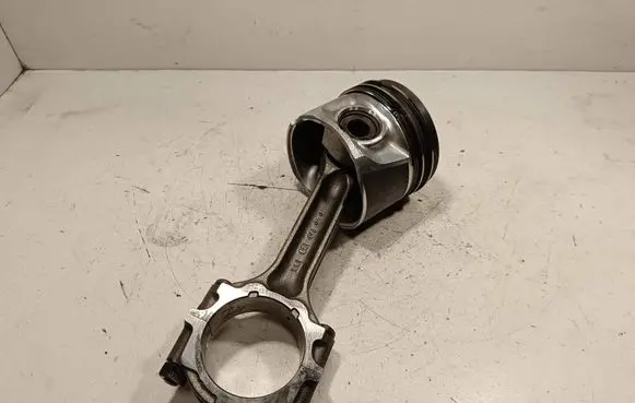 Nissan Navara D40 Piston with connecting rod