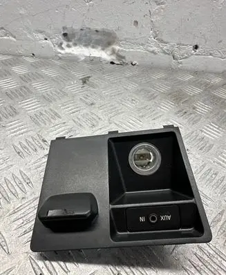BMW X5 E70 USB socket connector 6986791