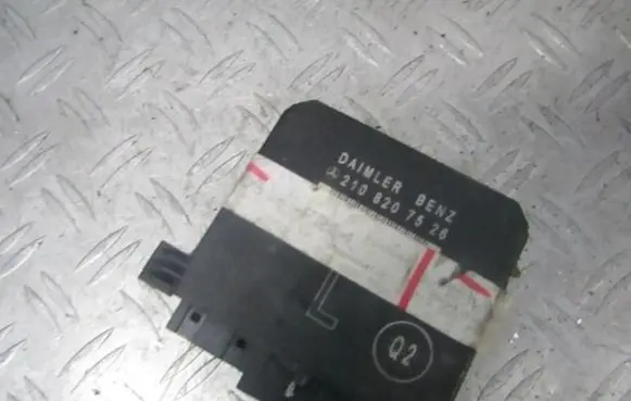 Mercedes-Benz E W210 Door control unit/module 2108207526