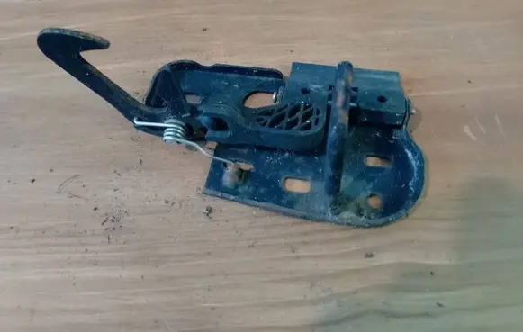 Volkswagen PASSAT B6 Engine bonnet/hood lock/latch loop/hook 3C0823480
