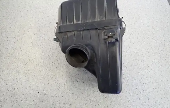 Suzuki Grand Vitara II Air filter box cover 