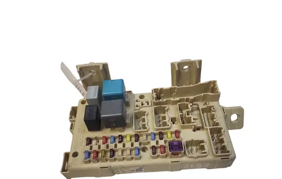 Toyota Avensis T250 Fuse module 8264105040
