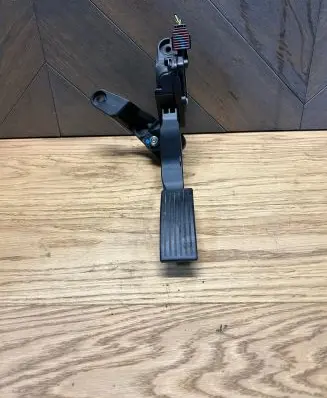 Accelerator throttle pedal