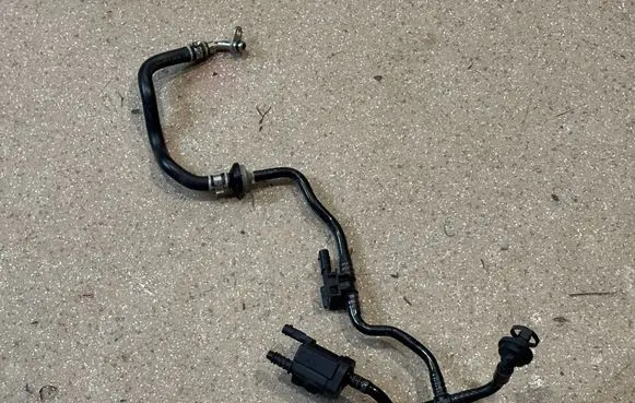 Engine coolant pipe/hose