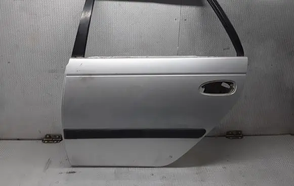 Toyota Avensis T220 Rear door