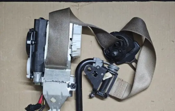 Mercedes-Benz GL X166 Front seatbelt A1668600022 34077867