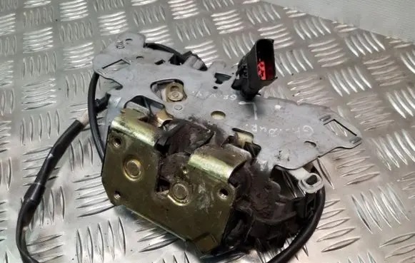 Chrysler Voyager Sliding door lock 