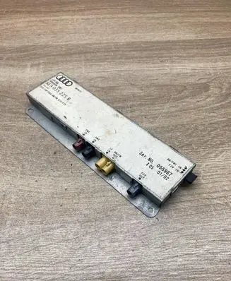 Audi A4 S4 B6 8E 8H Aerial antenna amplifier 8E9035225B