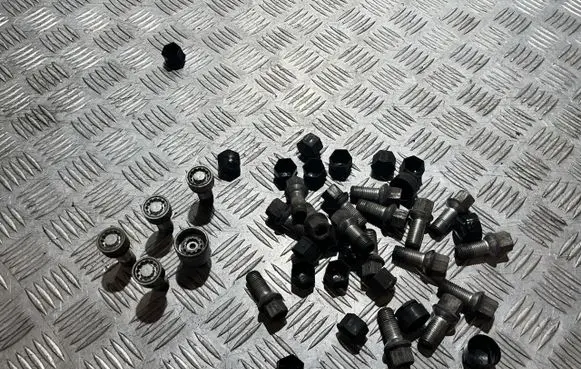 Seat Ateca Anti-theft wheel nuts and lock VW27486