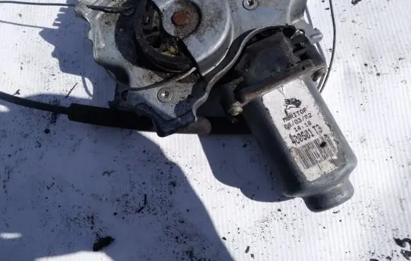 Nissan Almera N16 Front door window regulator motor 400601t3