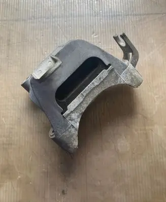 Chevrolet Orlando Engine mount bracket 13284424