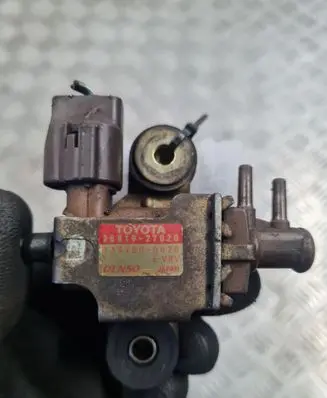 Toyota Corolla E120 E130 Fuel pressure regulator 2581927020