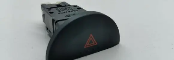 Nissan X-Trail T30 Hazard light switch 06016