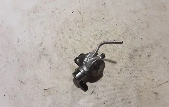 Volvo S90, V90 Fuel injection high pressure pump 31437903