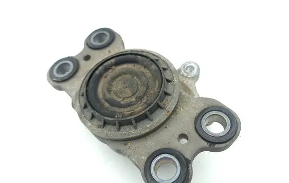 Volvo S60 Engine mount bracket