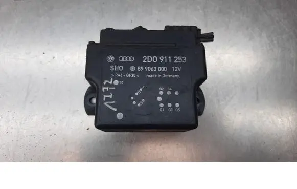 Volkswagen PASSAT B5 Glow plug pre-heat relay 2D0911253