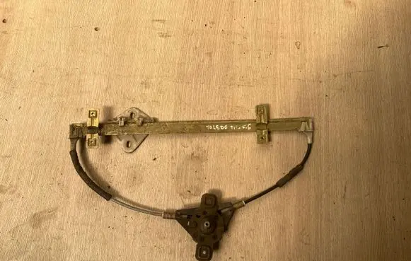 Rear door manual window regulator