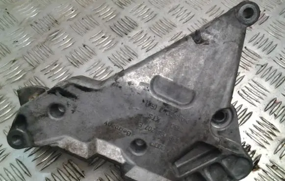 Skoda Octavia Mk2 (1Z) Engine mounting bracket 03G199207E