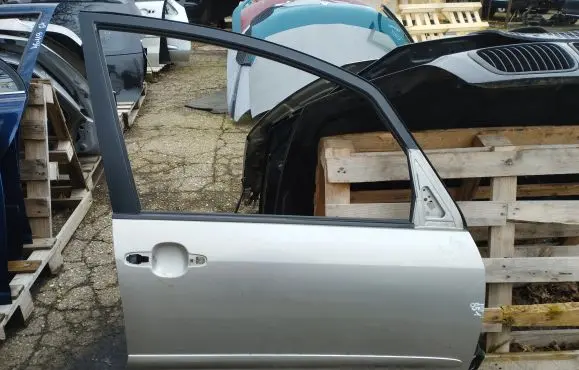 Toyota Corolla Verso E121 Front door