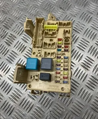 Toyota Avensis T250 Fuse module 82641CA010F 3400547359 05101012491701
