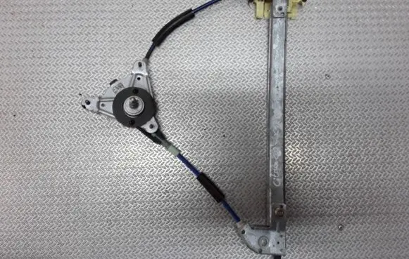Rear door manual window regulator