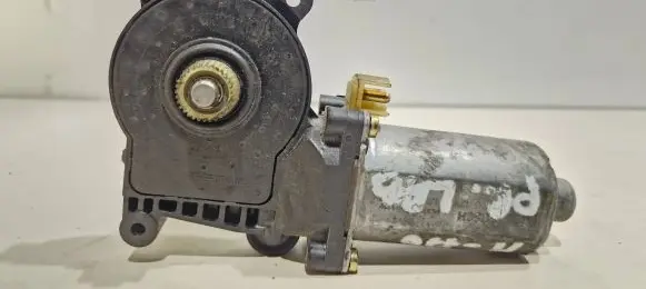 Mercedes-Benz E W210 Front door window regulator motor 0130821672