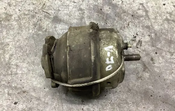 Volvo V70 Engine mount bracket 30741397