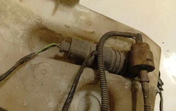 Skoda Octavia Mk2 (1Z) Windscreen/windshield washer pump 1J0973722