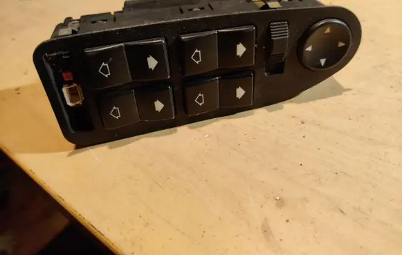BMW 5 E39 Electric window control switch 61318368986