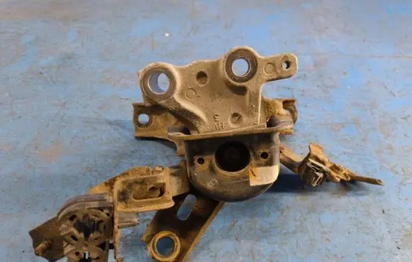 Toyota Prius (XW30) Engine mount bracket 1230537160