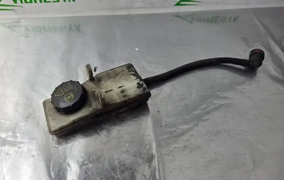 Brake fluid reservoir