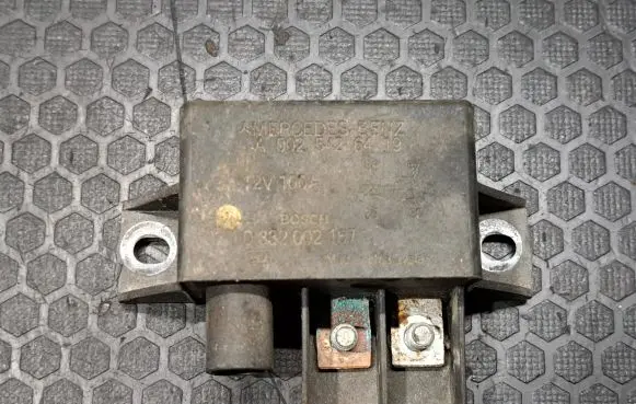 Mercedes-Benz E W211 Charging relay A0025426419 0332002167