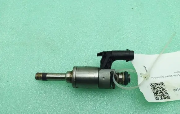 Volkswagen Golf VII Fuel injector 04E133036A