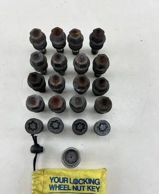 Porsche Cayman 987 Anti-theft wheel nuts and lock 99636120302 99636105702