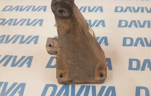 Engine mounting bracket