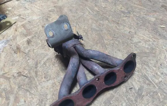 Honda CR-V Exhaust manifold