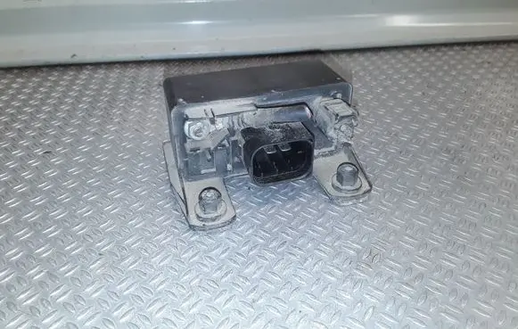 Mercedes-Benz C W203 Glow plug pre-heat relay