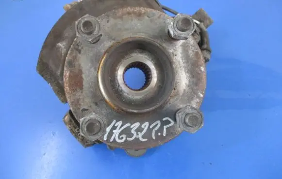 Nissan Tiida C11 Front wheel hub spindle knuckle