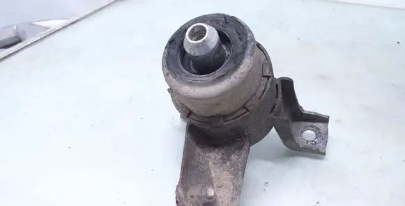 Mazda 6 Engine mount bracket