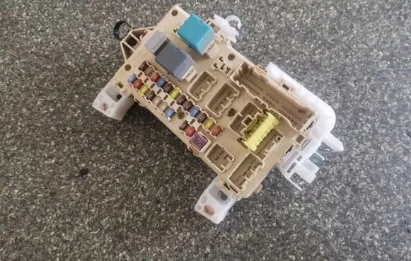 Toyota Corolla Verso AR10 Fuse module 892210F010