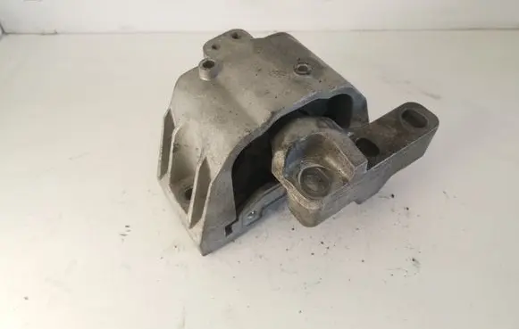 Volkswagen Golf IV Engine mount bracket
