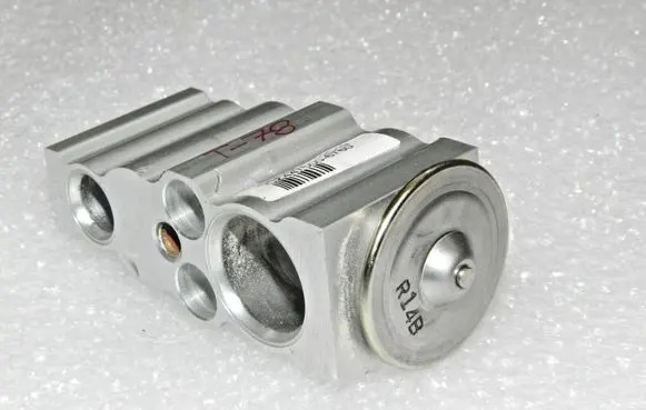 Toyota Yaris XP210 Air conditioning (A/C) expansion valve 885150D550